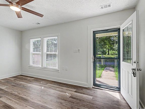 3rd image of 306 Catherine Heights Loop