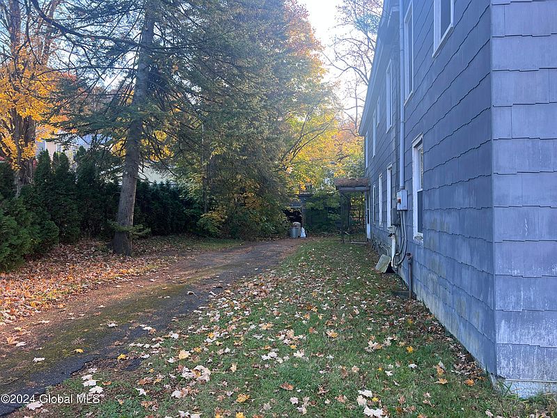 4th image of 44 N Division Street