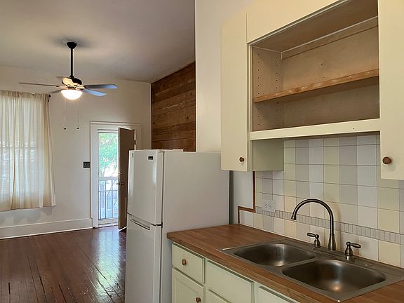 4th image of 2610 N Flores St #2