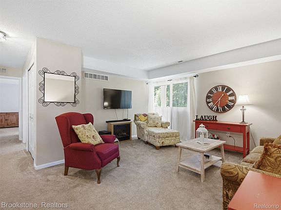 5th image of 12108 Pinehurst Ln