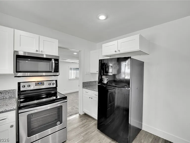 1050 Hassett Ave — Photo 11