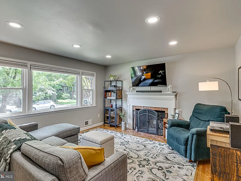 3 Groves Ave — Photo 3