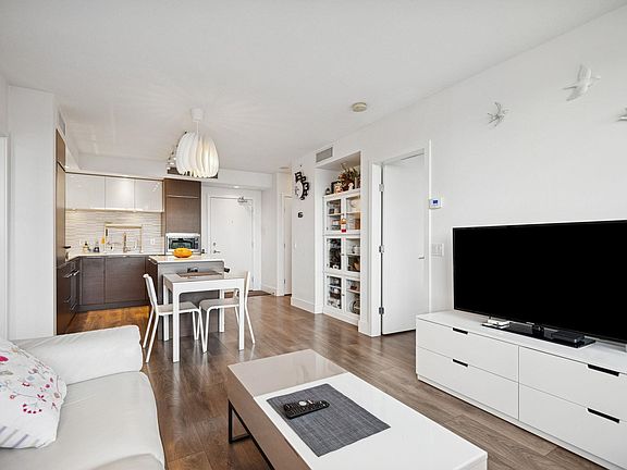 4th image of 5233 Gilbert Rd #1110