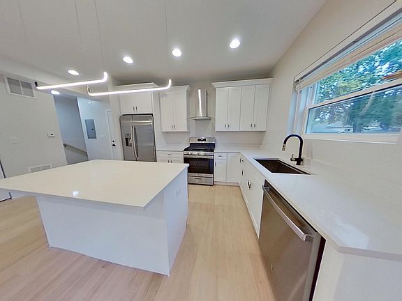 3rd image of 4000 Forest Ave #1