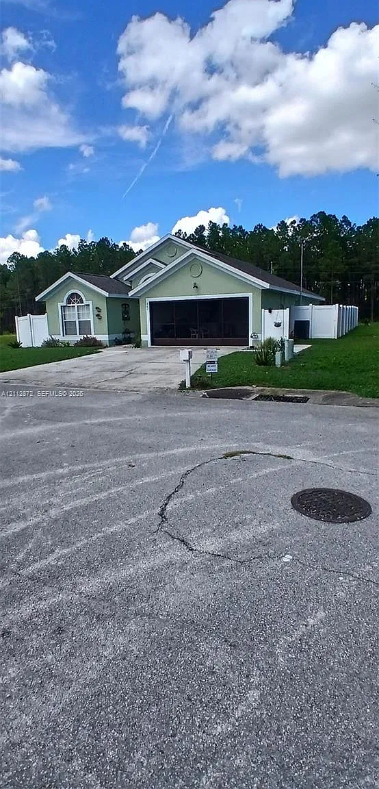 4 bed, 2.0 bath, 1661 sqft, $2,400 — Photo 2