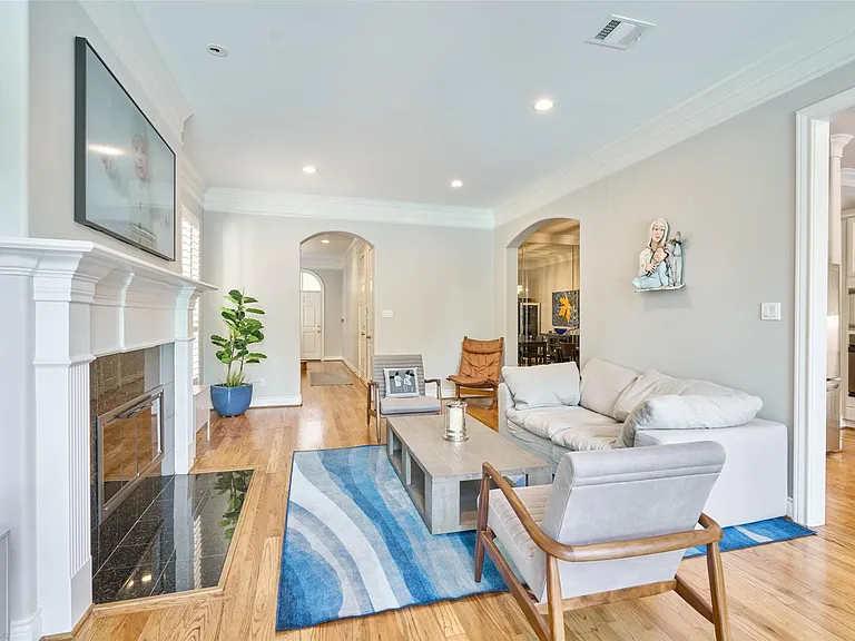 4028 Gramercy St — Photo 15