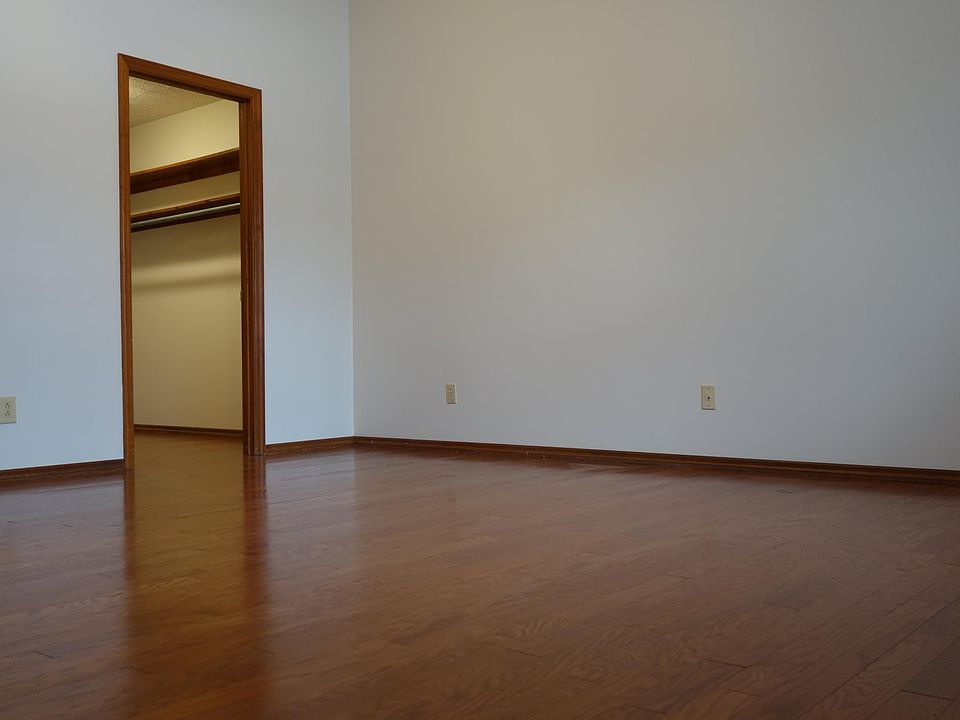 Bedroom & Walk-In Closet