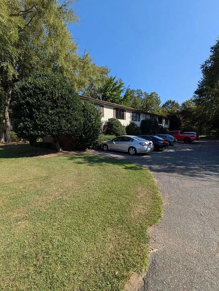 1 bed, 1.0 bath, 900 sqft, $825 — Photo 1