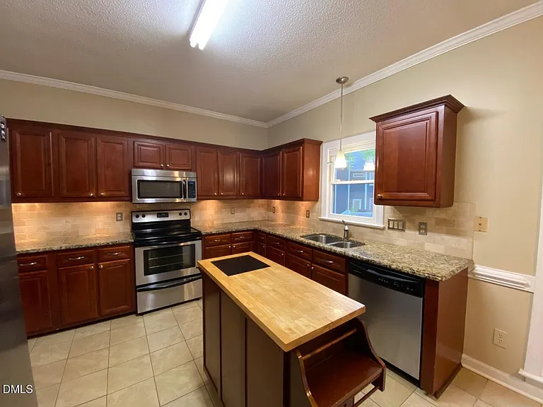 1012 Sturbridge Dr — Photo 8