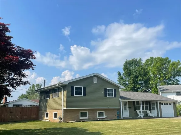 37 Circle Dr, Charleston, IL 61920