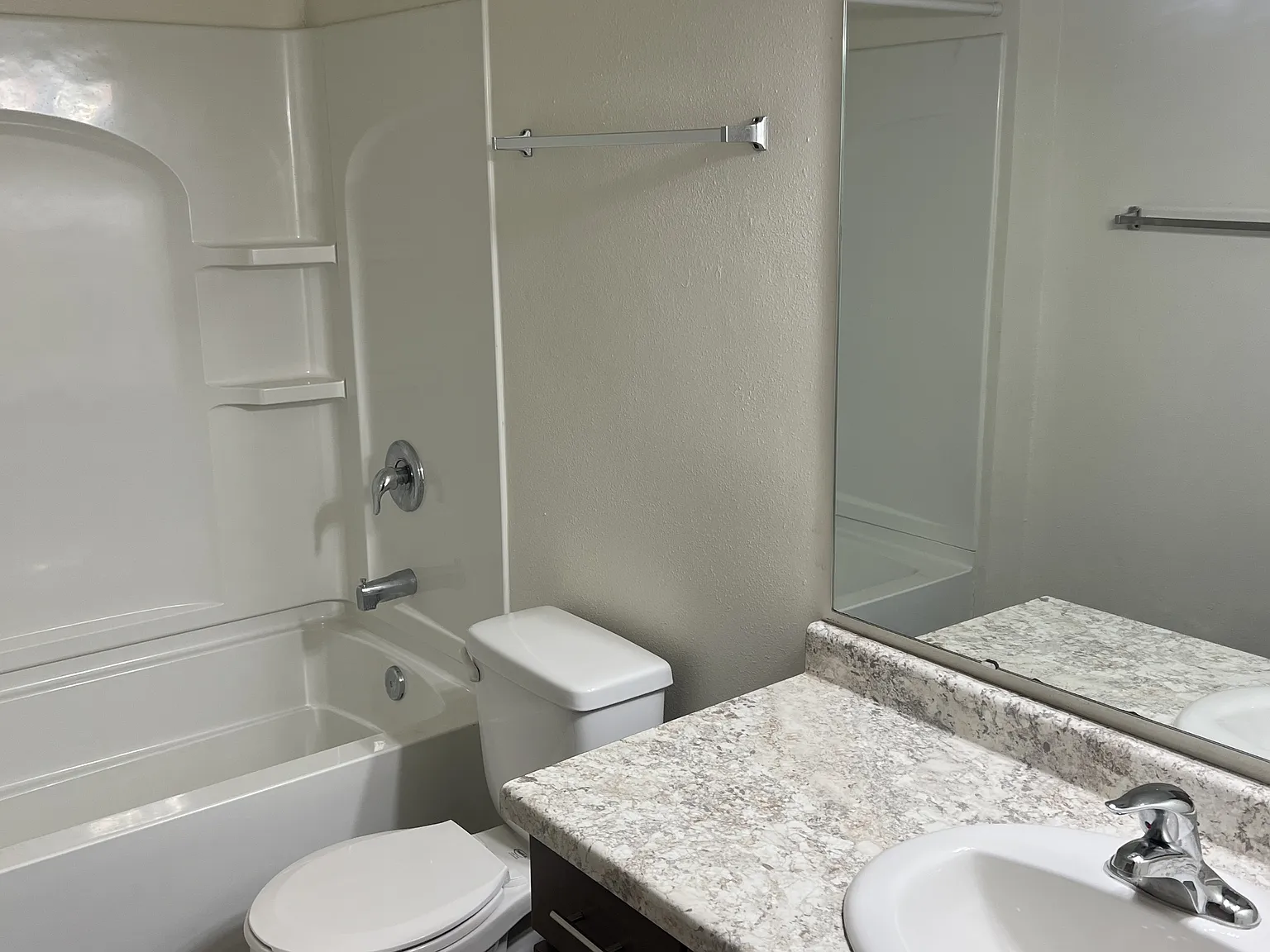 1544 E Gateway Cir S — Photo 4