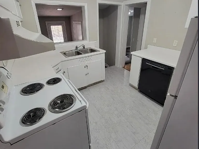 825 Kirkwood Ave — Photo 8