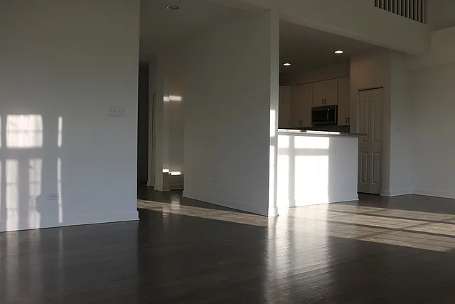 3 bed, 3.5 bath, 1945 sqft, $3,100 — Photo 2
