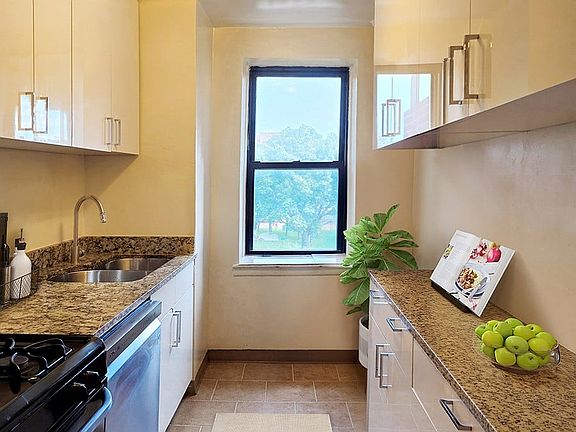 5th image of 277 Bronx River Rd APT 6J
