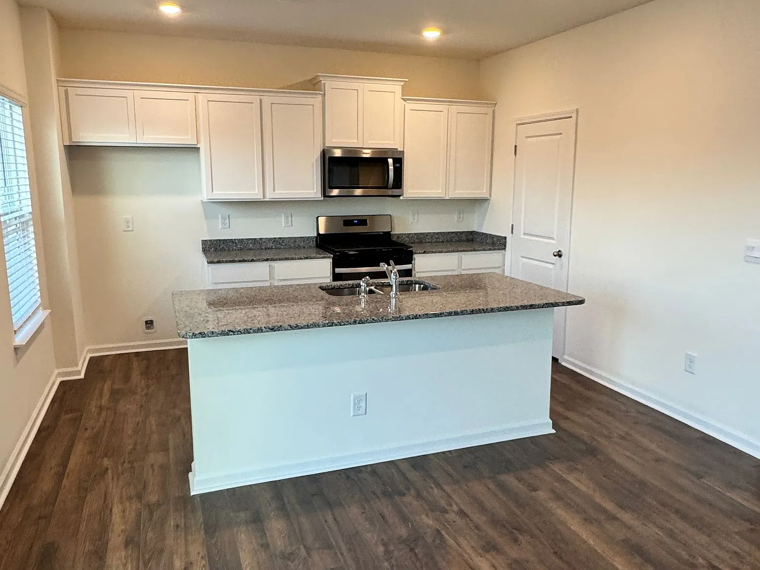 4 bed, 2987 sqft, $3,400 — Photo 2