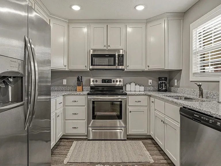 4504 Regina Ct — Photo 6