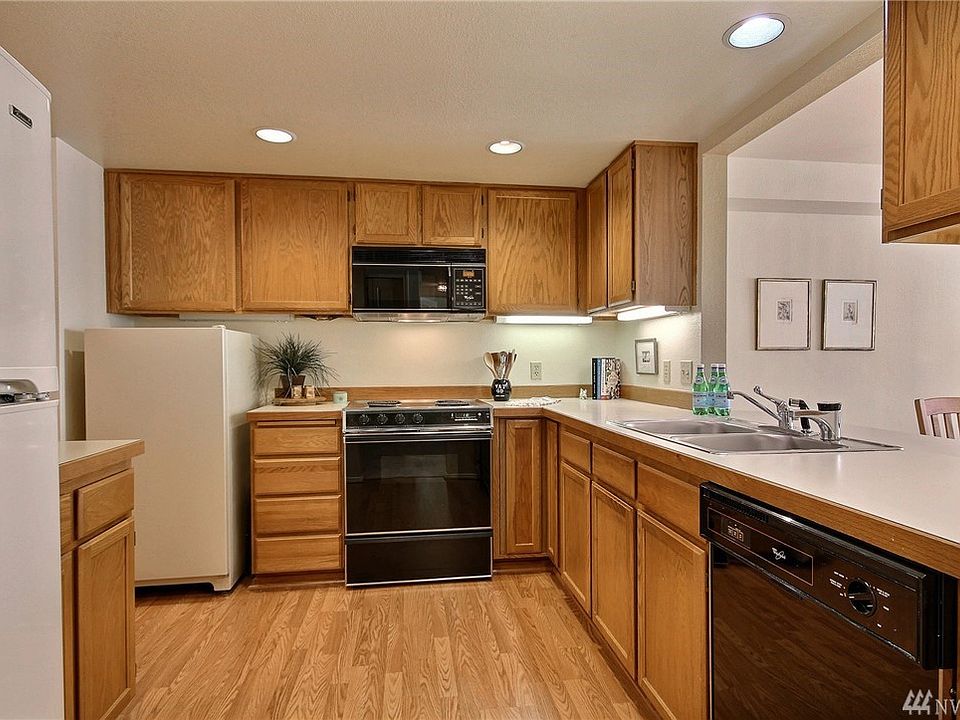 1st image of 3935 226th Pl SE APT 106