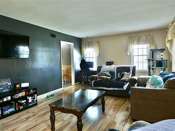 4th image of 153 Melbourne Ave