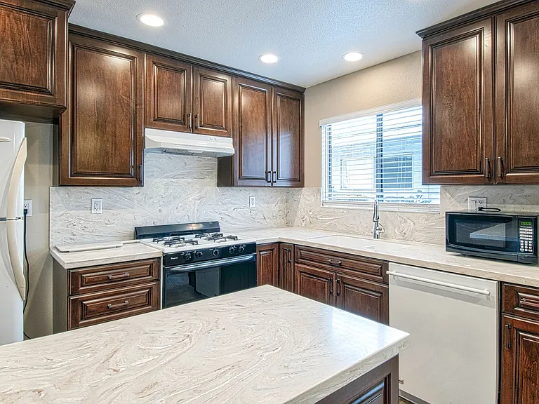 414 E Oceanfront — Photo 10