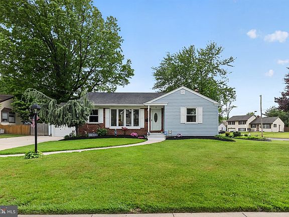 3rd image of 2 Surrey Ct