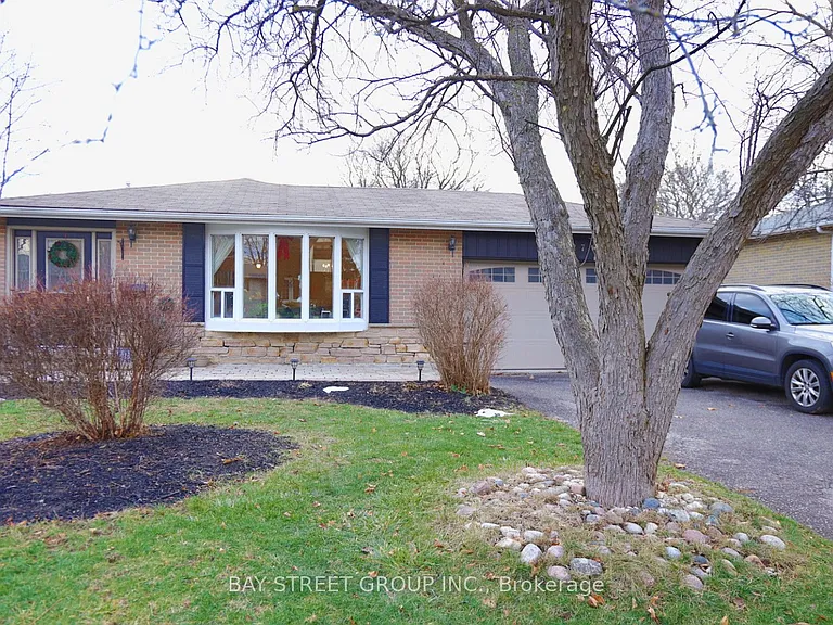 27 Stornoway Cres — Photo 1