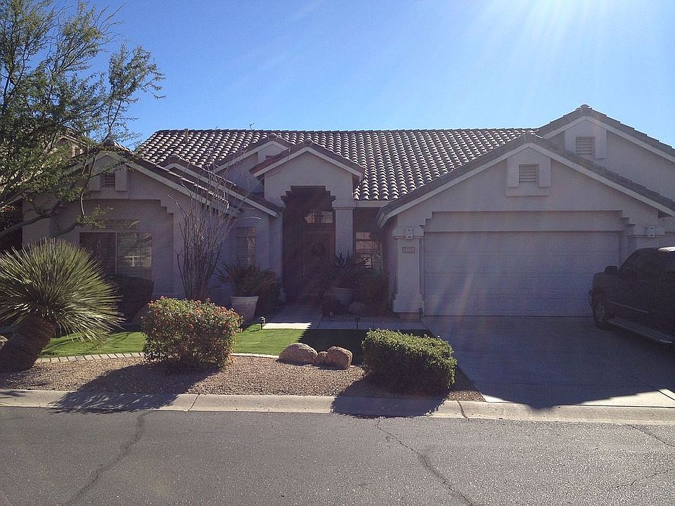 Front pic w/3 car garage