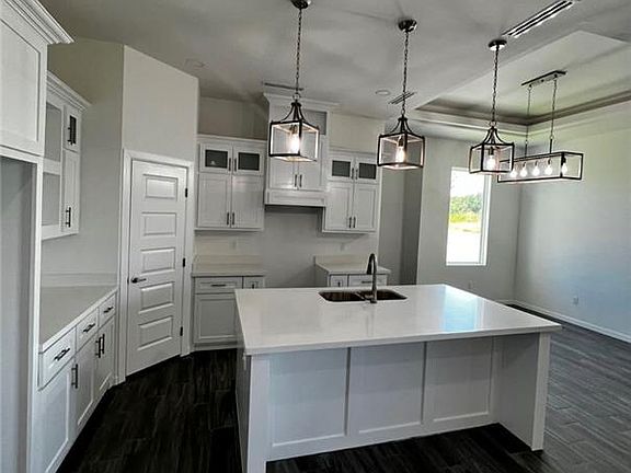 3rd image of 1015 Rockford Dr