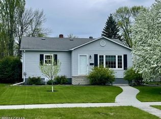 714 12th St NW, East Grand Forks, MN 56721