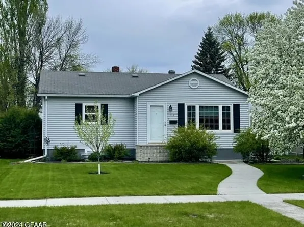 714 12th St NW, East Grand Forks, MN 56721