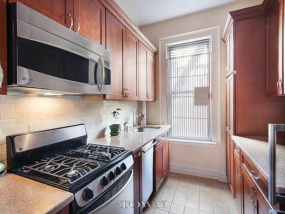 2nd image of 44 W 96th St APT 6C