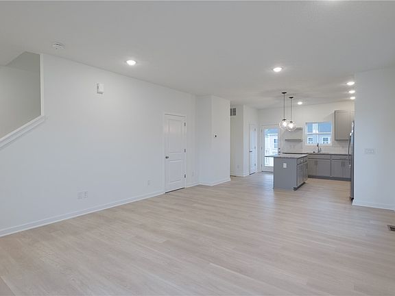 4th image of 323 River Run Dr