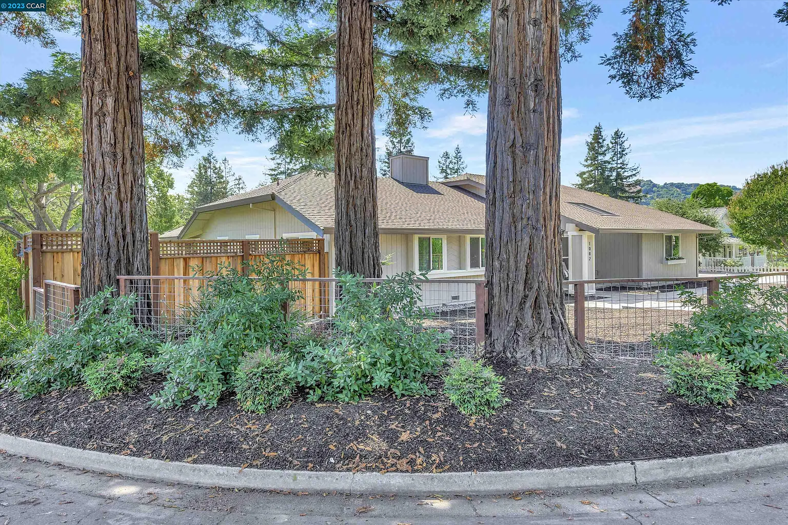 1082 Larch Ave photo 1