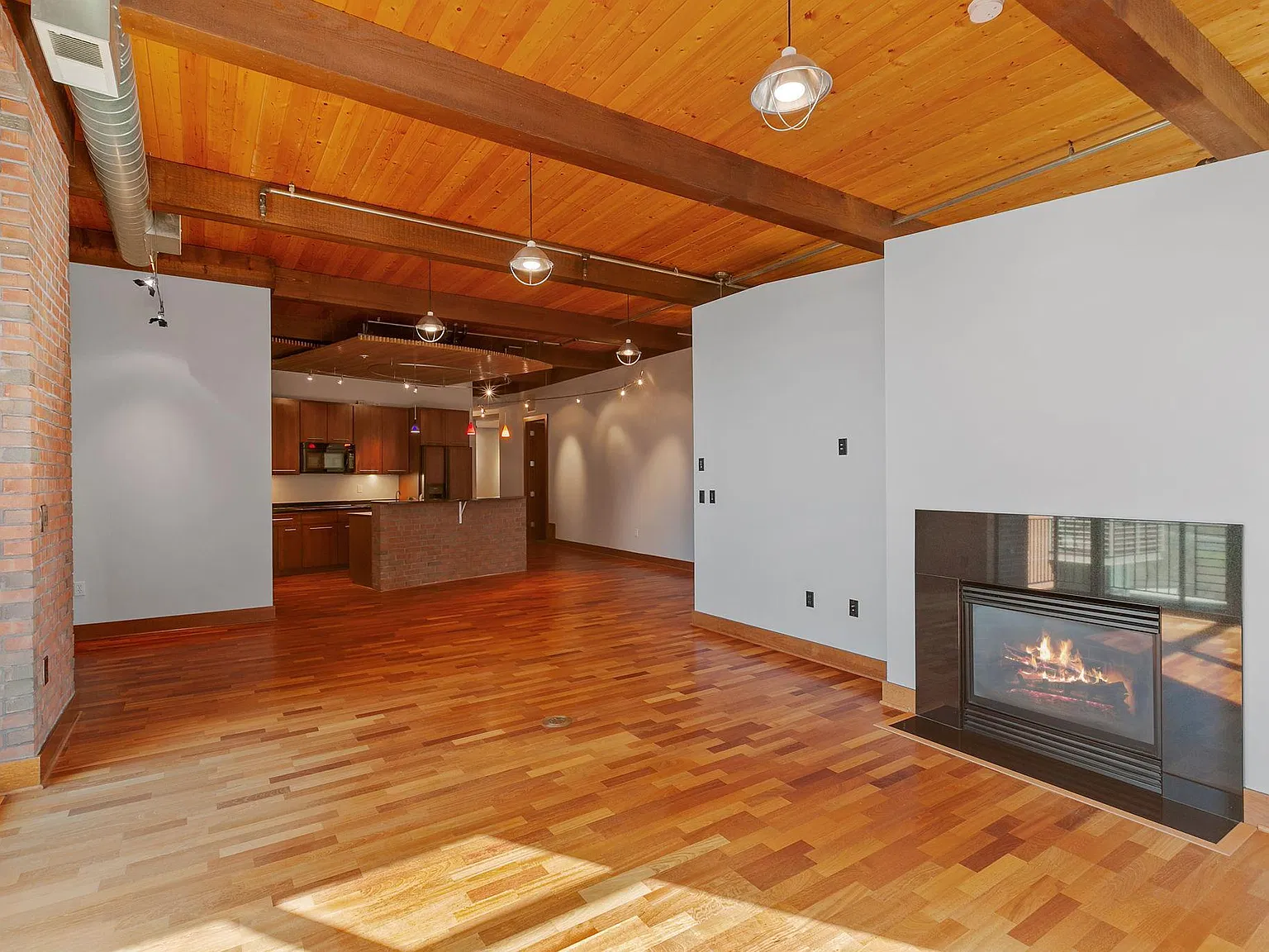2 bed, 2.0 bath, 2000 sqft, $5,200 — Photo 4
