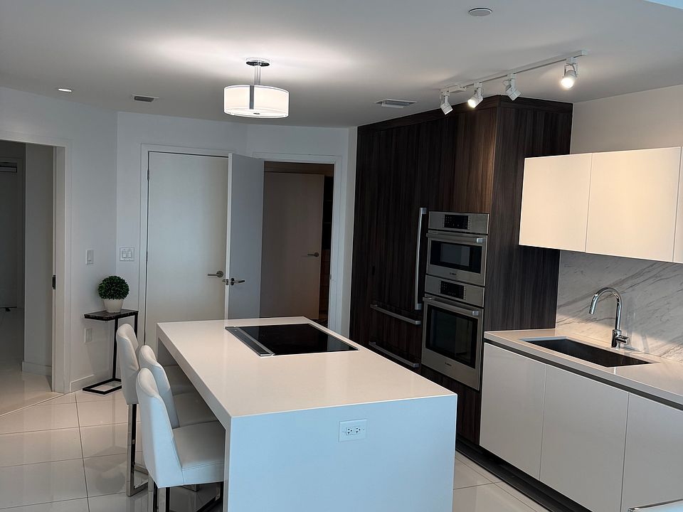 1st image of 851 NE 1st Ave #11221