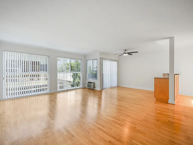 616 N Flores — Photo 9