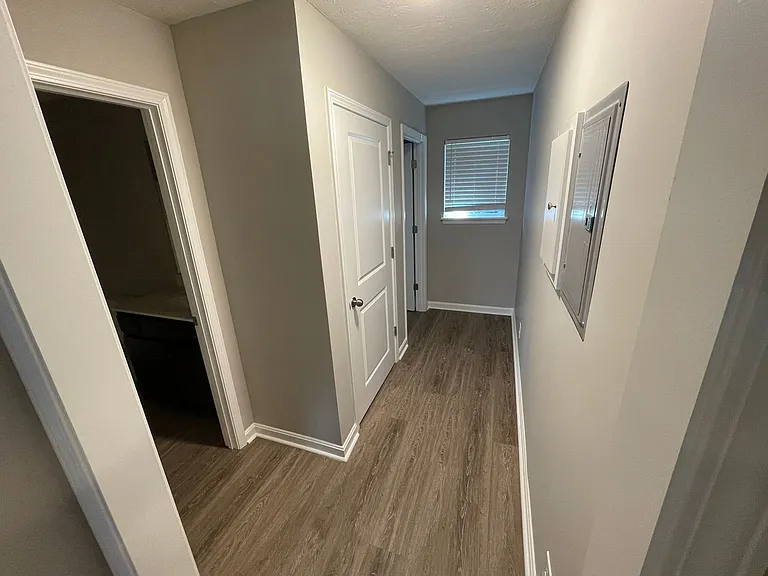 Six Mile Lane Apartments — Photo 16