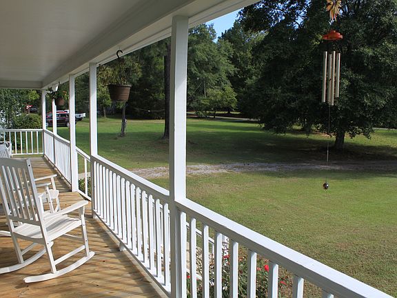 Nice covered front porch!