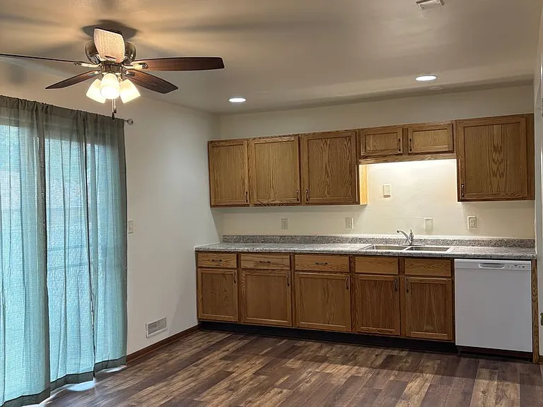 4401-4407 Eastridge Dr — Photo 36