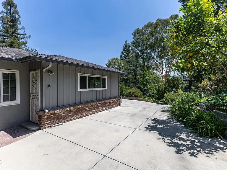 1290 Club House Dr — Photo 30