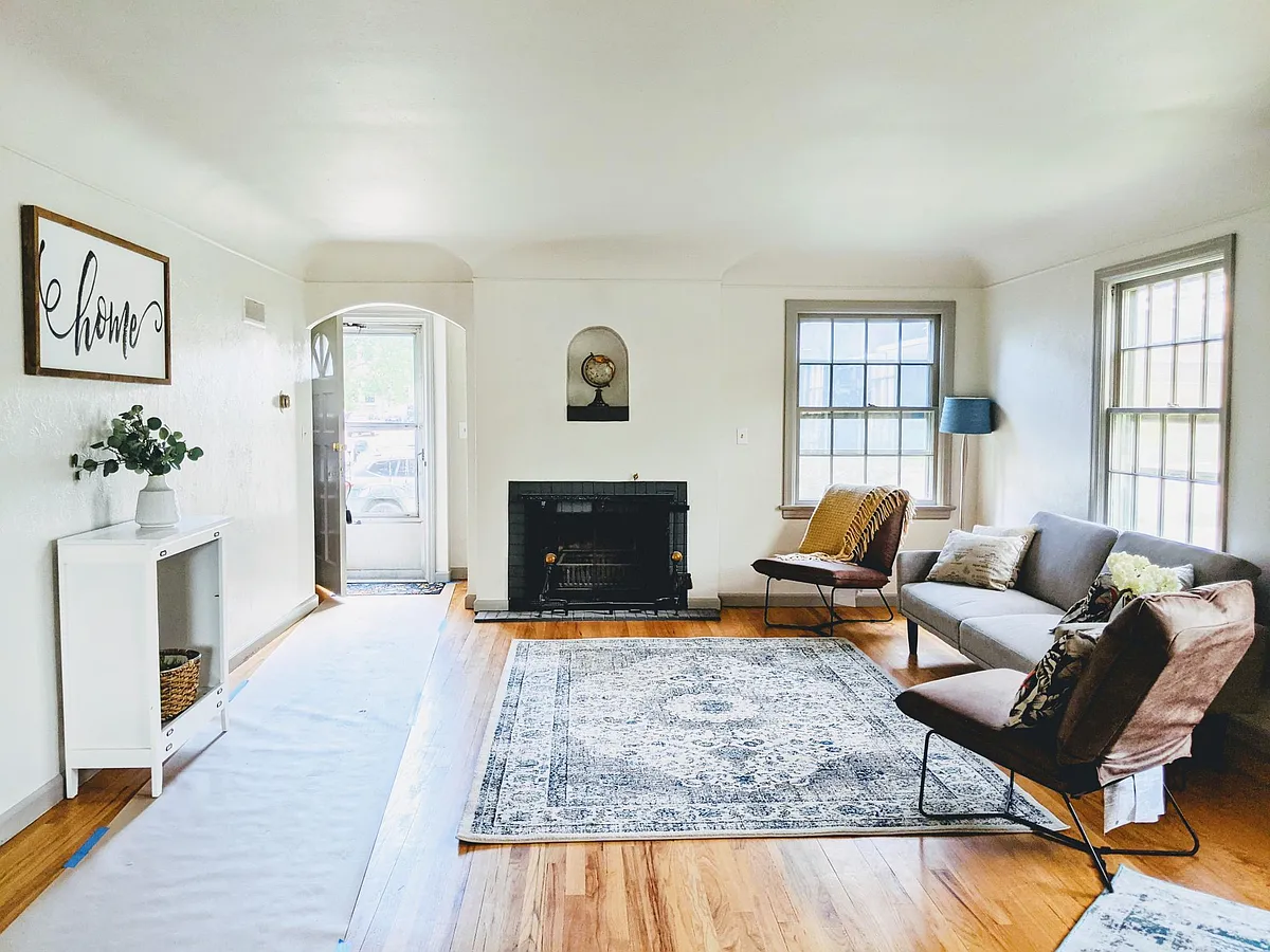Living room with real hardwood - 1419 15th St