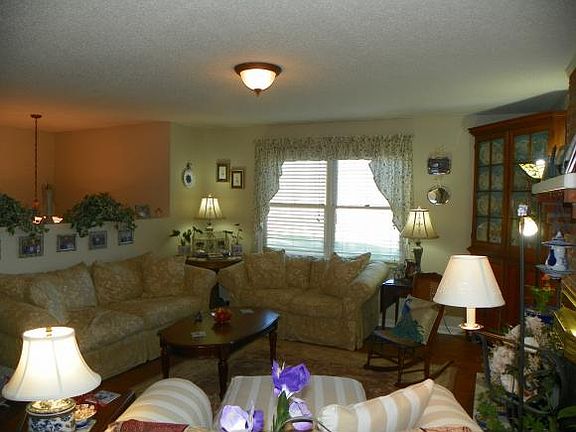 3rd image of 22185 Willow Creek Cir