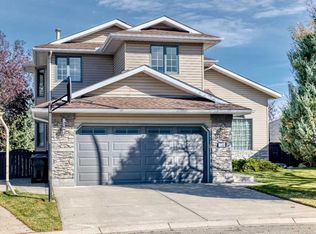 127 SW Edgebrook Cir NW, Calgary, AB T3A 5A4