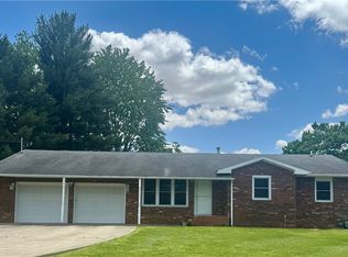 12 Hillcrest Dr, Newton, IL 62448