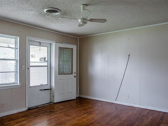 3rd image of 924 E Comanche Ave
