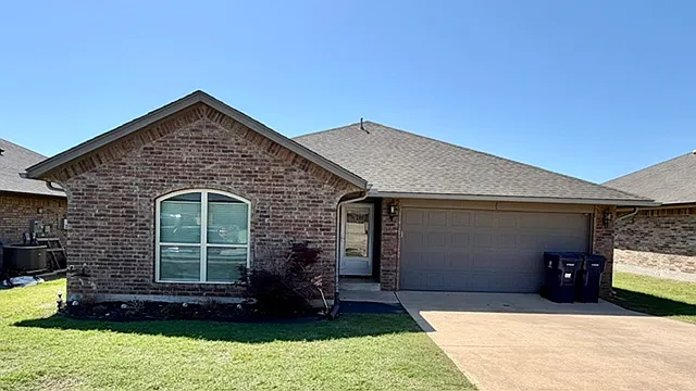 1109 Hickory Creek Dr — Photo 2