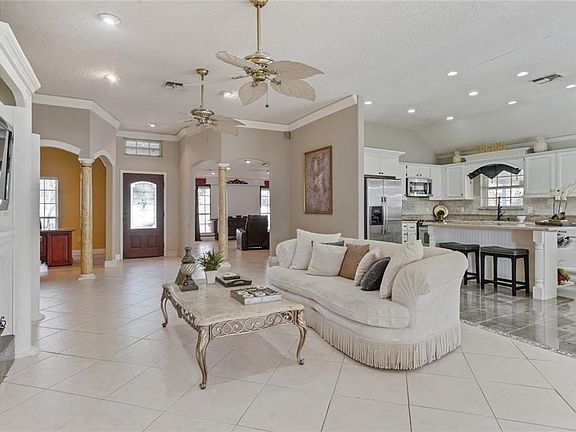 4th image of 2240 W Canterbury Dr