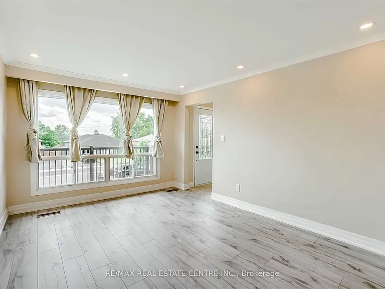 3385 Ellengale Dr #UPPER — Photo 5