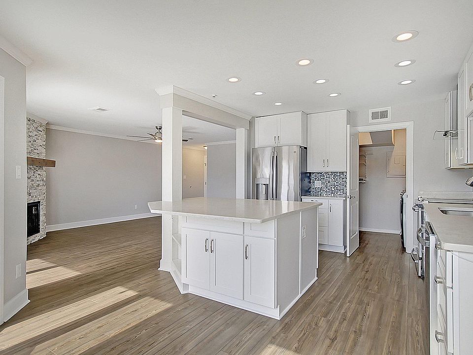 Large gourmet kitchen