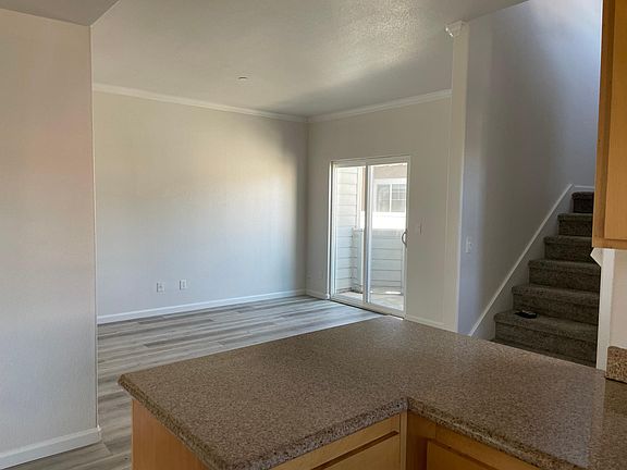 3rd image of 220 Valley Oak Dr
