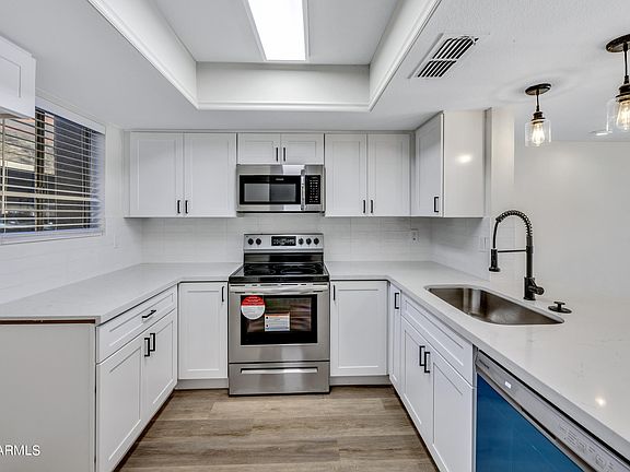 5th image of 1601 W SUNNYSIDE Drive #101